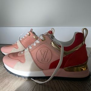 Louis Vuitton RUN AWAY Sneaker 36